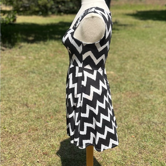 Love, Fire Black & White Chevron Striped Sleeveless Midi Dress Size Small - Picture 2 of 8